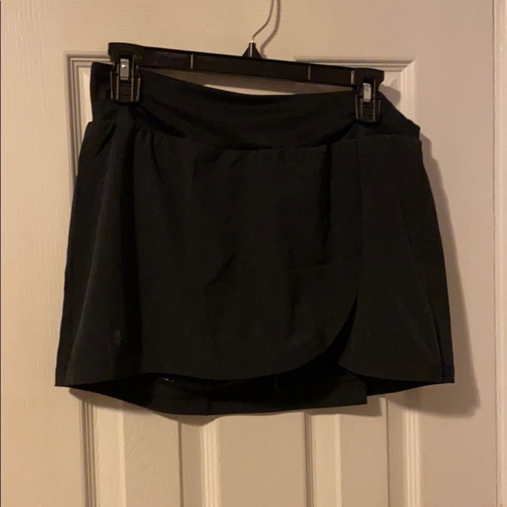 NWT WOMENS UA SKORT